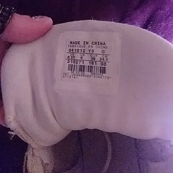 Jordans maroon, gray & white - Picture 4 of 7